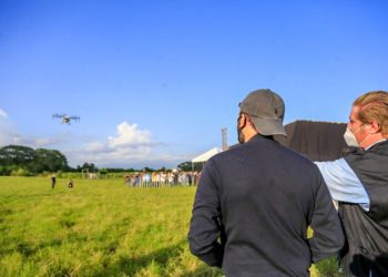 Presidente Bukele verifica el uso de agrodrones para combatir la plaga de langosta centroamericana