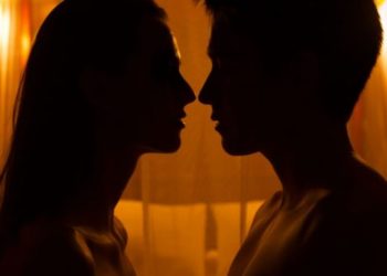 Autoridades de salud de Canadá sugieren usar paredes con agujeros para tener sexo seguro ante el covid-19