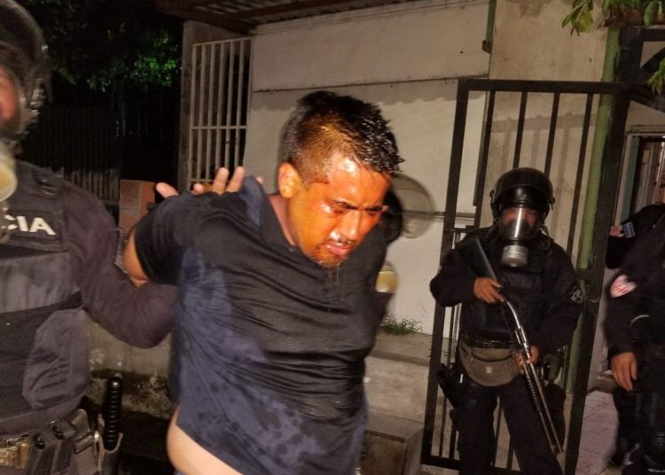 En un operativo espectacular, PNC captura a un hombre vestido como un «ninja» que hirió a su padre con una espada y chacos