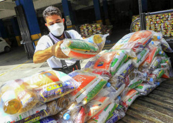 Gobierno entrega cestas con alimentos a cooperativas de pick ups y microbuses afectadas por la pandemia