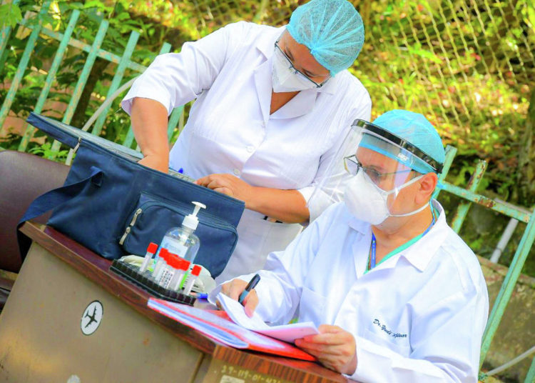 ISSS realiza prueba de covid-19 a empleados del Policlínico de Los Planes de Renderos