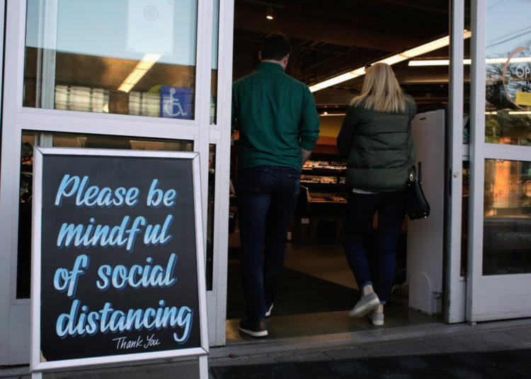 Regresan las restricciones tras repunte del coronavirus en EE.UU.