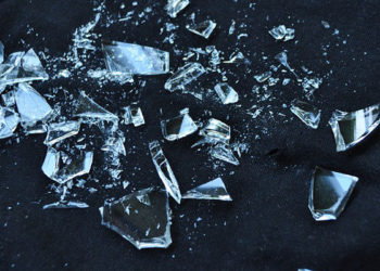 Dos niños rompen la escultura de cristal más grande del mundo