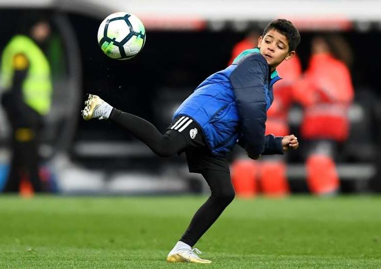 Policía portuguesa investiga un video del hijo de Cristiano Ronaldo pilotando una moto acuática