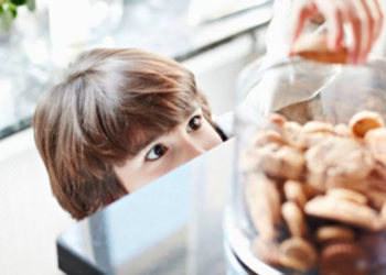 (VIDEO) El hijo de una periodista interrumpe su reportaje en vivo desde su casa para pedir unas galletas