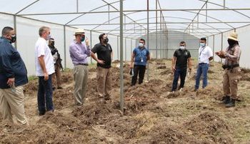 Embajadores de Alemania y Gran Bretaña verifican avances de «Centros Penales autosostenibles» en Zacatecoluca