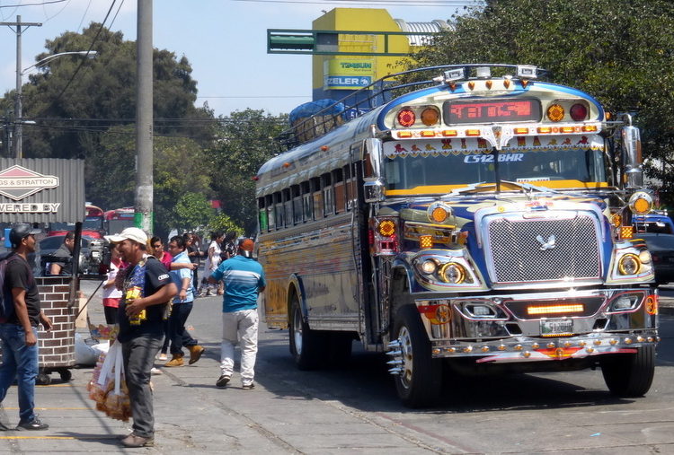 Guatemala anunció la reapertura de los restaurantes, el transporte público y las iglesias