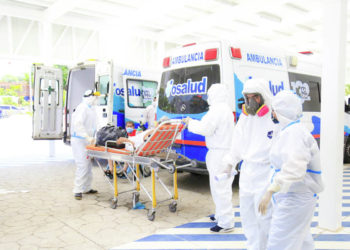 Trasladan a 50 pacientes de covid-19 desde diferentes hospitales del país hacia el Hospital El Salvador