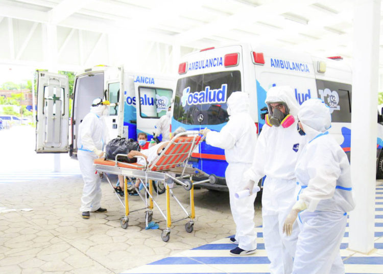 Trasladan a 50 pacientes de covid-19 desde diferentes hospitales del país hacia el Hospital El Salvador