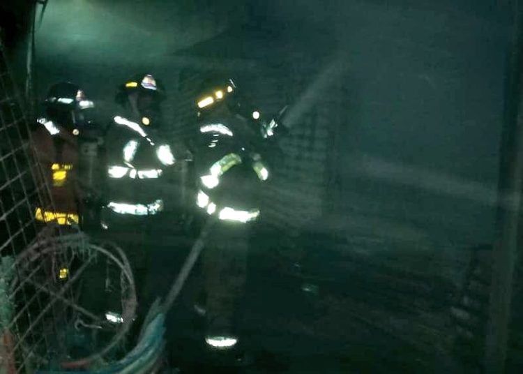 Bomberos controla incendio al interior del mercado Sagrado Corazón