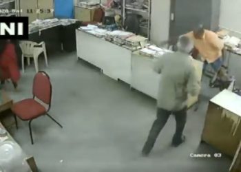 (VIDEO) Un funcionario indio golpea a una mujer que le pidió usar mascarilla