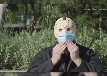 (VIDEO) Jason de “Viernes 13” sale a las calles para crear conciencia sobre uso de cubrebocas