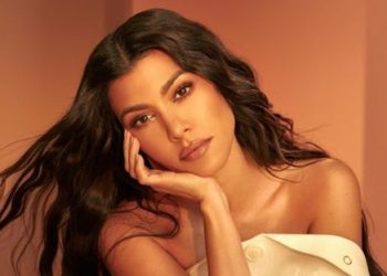 Kourtney Kardashian invitó a sus hermanas y a sus fans a utilizar “una maldita mascarilla”