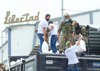 Más de 600 vendedores informales del Centro Comercial La Libertad son beneficiados con paquetes alimentarios