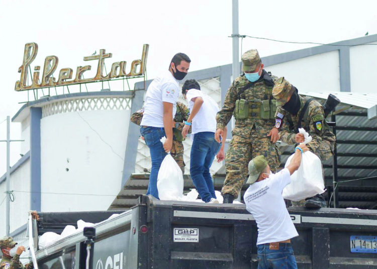 Más de 600 vendedores informales del Centro Comercial La Libertad son beneficiados con paquetes alimentarios