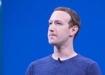 Mark Zuckerberg víctima de los memes por utilizar una ‘máscara’ de protector solar mientras surfea