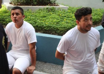 Por problemas técnicos posponen audiencia preliminar contra tres sospechosos de matar a policía