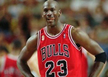 (VIDEO) Michael Jordan juega con unos adolescentes y se burla de ellos al ganarles