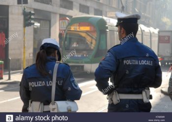 Un hombre asfixia a sus hijos gemelos y luego salta de un puente