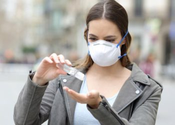 (VIDEO) Blogueros muestran en un experimento cómo las mascarillas pueden detener la propagación de bacterias