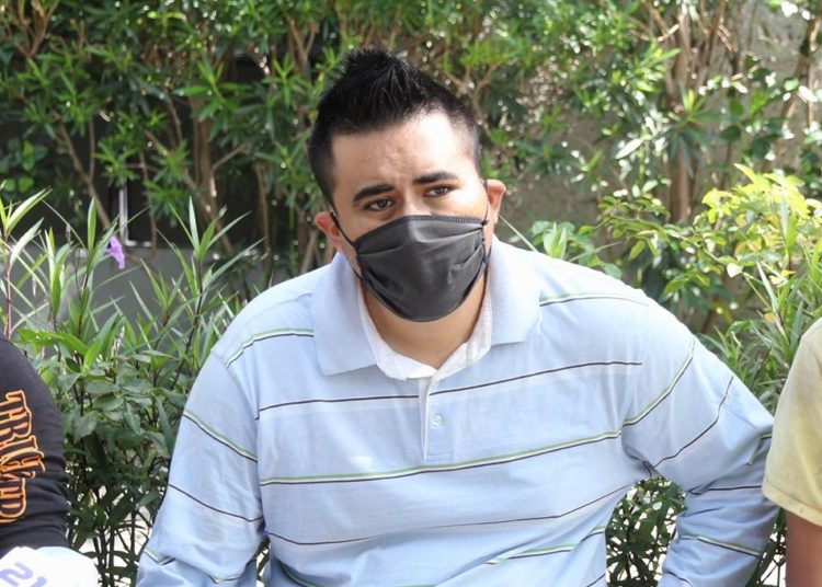 Envían al siquiátrico a estudiante de psicología que atentó contra su padre con una espada y unos chacos