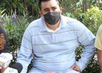 FGR pide prisión para estudiante de psicología que vestido de ninja atacó a su padre con una espada y chacos