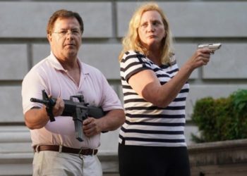 Acusan de uso ilegal de armas a la pareja que apuntó a manifestantes en Missouri