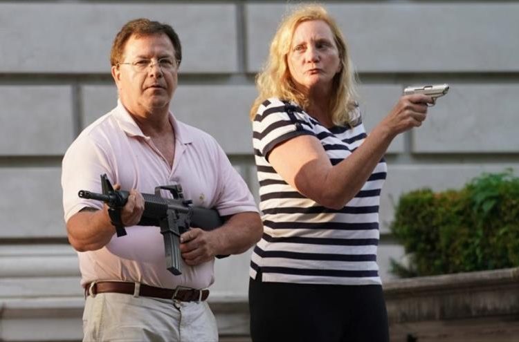 Acusan de uso ilegal de armas a la pareja que apuntó a manifestantes en Missouri