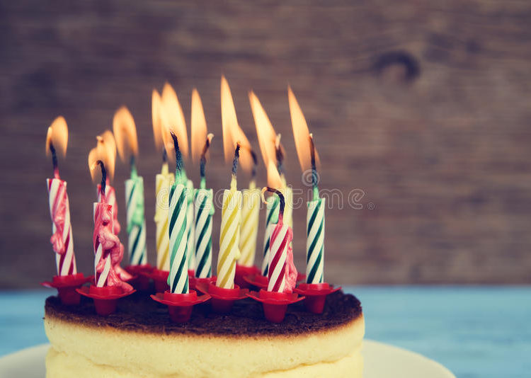 (VIDEO) Inventan la manera segunda de apagar la velas de un pastel en plena pandemia