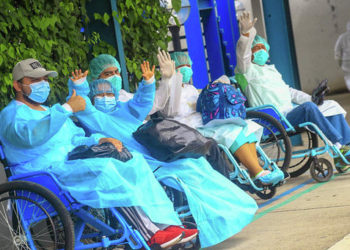 Diez salvadoreños reciben el alta médica en el Hospital San Rafael luego de vencer al covid-19