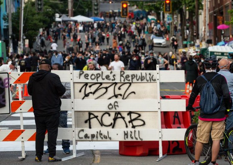 (VIDEO) La Policía de Seattle arresta al menos a 13 personas al desmantelar la «zona autónoma»