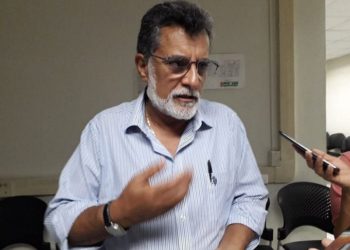 Schafik Handal pone en duda el alto número de casos de empleados legislativos con covid-19