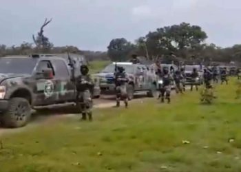 (VIDEO) Presuntos sicarios del Cártel Jalisco Nueva Generación exhiben blindados y poderosas armas