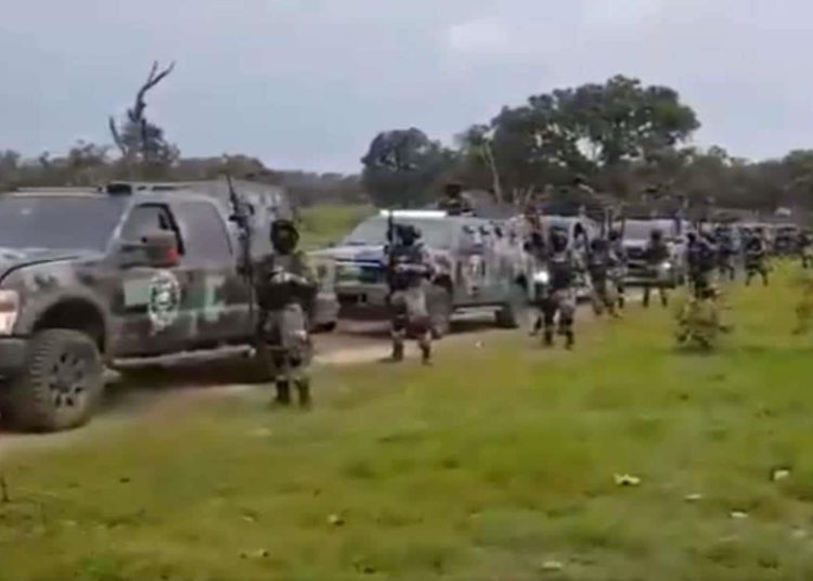 (VIDEO) Presuntos sicarios del Cártel Jalisco Nueva Generación exhiben blindados y poderosas armas