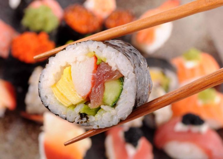 (VIDEO) Compran ‘sushi’ en una tienda y al llegar a casa descubren que brilla en la oscuridad