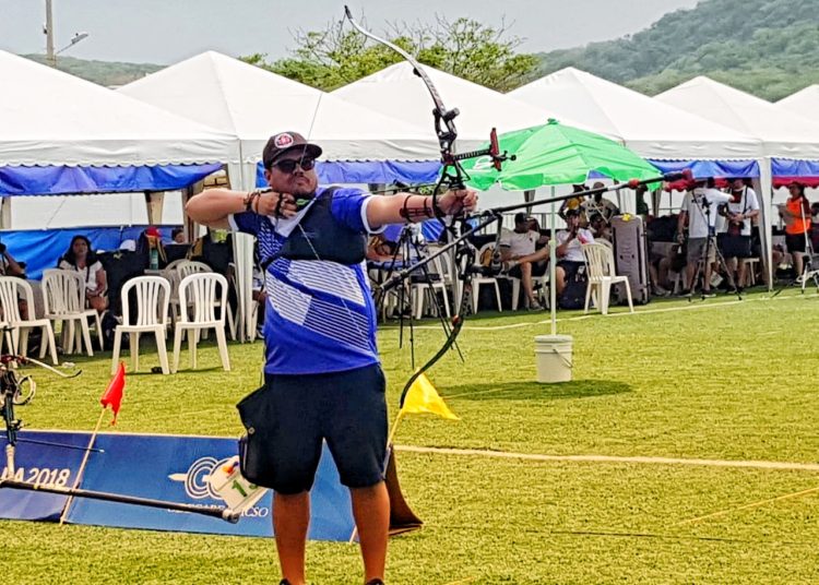 Oscar Ticas apunta sus flechas certeras a Tokio y Santa Tecla