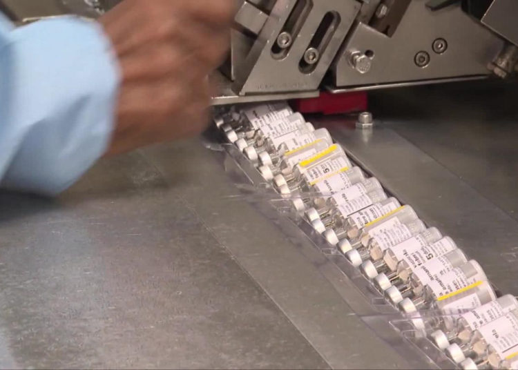 Brasil busca adquirir 70 millones de dosis de la vacuna de Oxford para distribuirlas a partir de enero