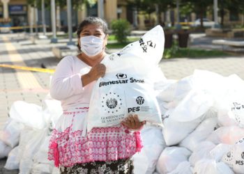 Ministerio de Trabajo entrega paquetes alimentarios a vendedores por cuenta propia del centro histórico de San Salvador
