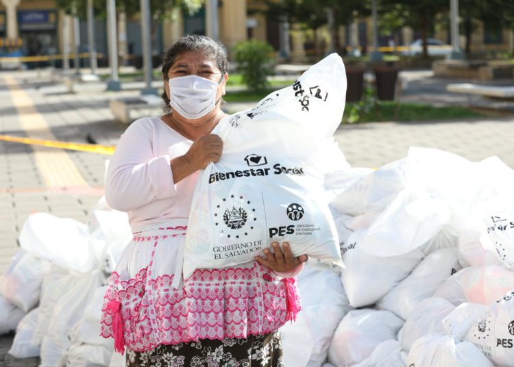 Ministerio de Trabajo entrega paquetes alimentarios a vendedores por cuenta propia del centro histórico de San Salvador