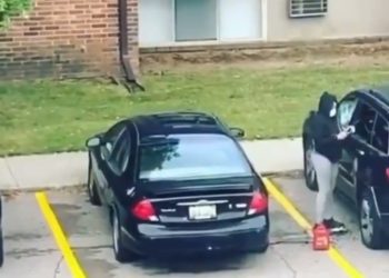 (VIDEO) ¿Karma instantáneo? Una mujer incendia el carro de su exnovio y sufre quemaduras