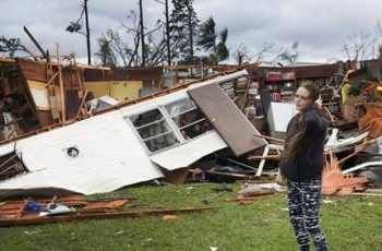 Murieron al menos 14 personas en EE.UU. por el paso del huracán Laura