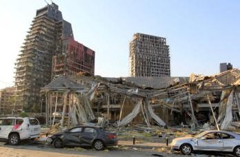 (VIDEO) Nuevas imágenes muestran la potencia de la explosión en el puerto de Beirut