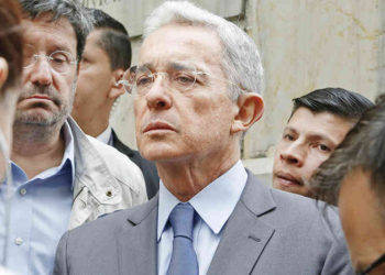 Expresidente colombiano Álvaro Uribe resulta positivo para coronavirus tras su detención domiciliaria