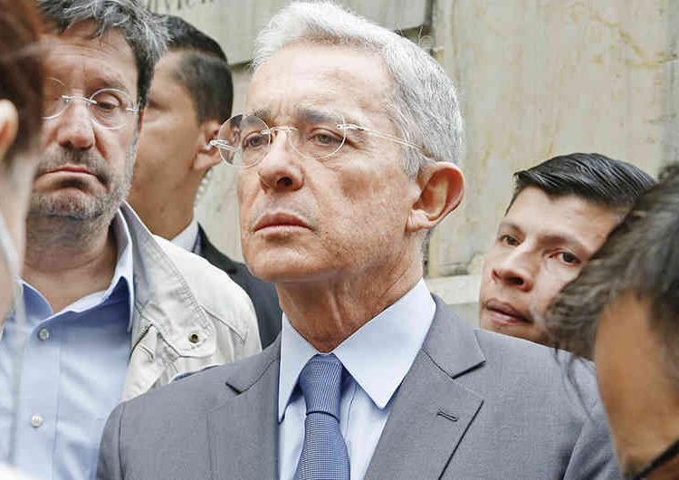 Expresidente colombiano Álvaro Uribe resulta positivo para coronavirus tras su detención domiciliaria