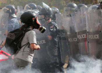 (VIDEO) Manifestantes intentan asaltar el Parlamento y prenden fuego en el segundo día de protestas en Beirut