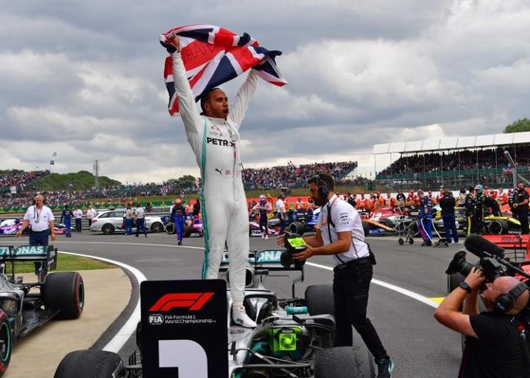 (VIDEO) Lewis Hamilton gana el GP de Gran Bretaña de F1 con un neumático pinchado