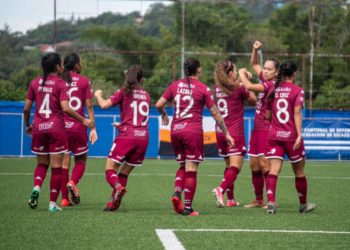 (VIDEO) La curiosa ejecución de un penal que revoluciona al fútbol femenino de Costa Rica