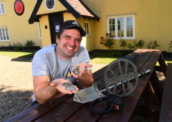 Cazadores de tesoros encuentran más de 1.000 monedas de plata de tiempos de la Guerra Civil inglesa