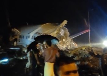 Un avión de Air India Express con unas 190 personas a bordo se parte en dos al salirse de la pista aterrizaje