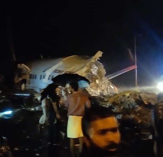 Un avión de Air India Express con unas 190 personas a bordo se parte en dos al salirse de la pista aterrizaje